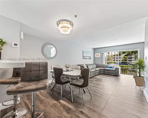 217 Riviera Cir, Weston, FL 33326
