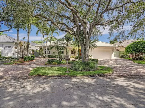 8275 NW 158th Ter, Miami Lakes, FL 33016