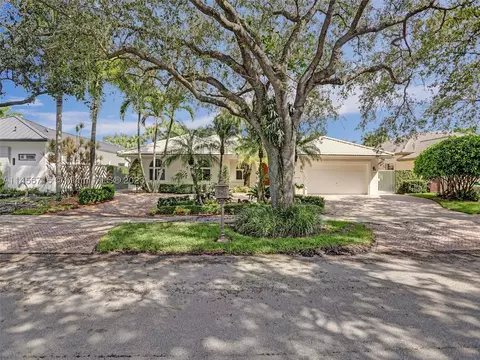 8275 NW 158th Ter, Miami Lakes, FL 33016