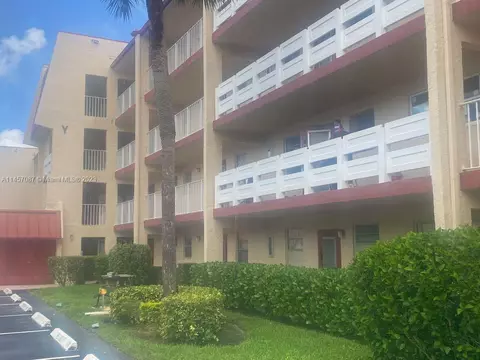 1015 Country Club Dr #108, Margate, FL 33063