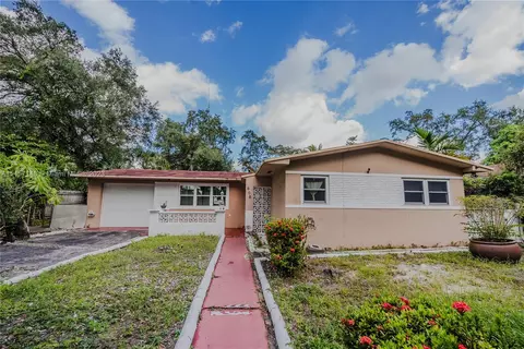 605 NE 160th St, Miami, FL 33162