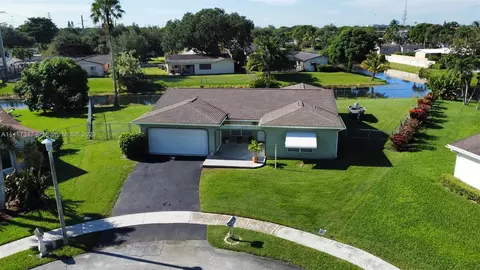 530 NW 92nd Ave, Pembroke Pines, FL 33024