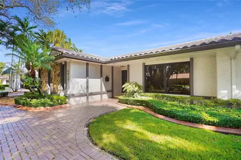 6815 Gleneagle Dr, Miami Lakes, FL 33014