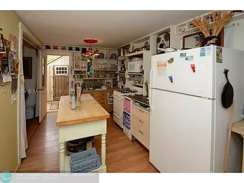 660 NE 43rd St, Oakland Park, FL 33334