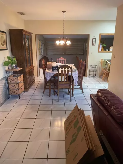 854 W 70th Pl, Hialeah, FL 33014 photo 4