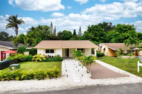 215 NE 164th St, Miami, FL 33162