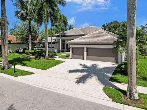 2523 Montclaire Cir, Weston, FL 33327