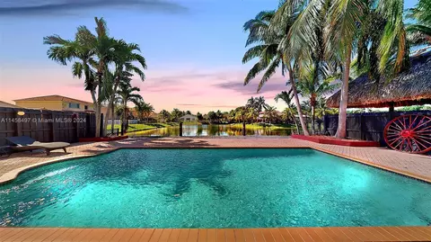 16026 SW 66th Ter, Miami, FL 33193