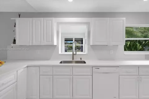 5564 SE Martin Meadows Ave, Stuart, FL 34997 photo 9