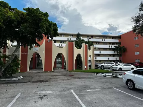 1700 NE 191st St #305, Miami, FL 33179