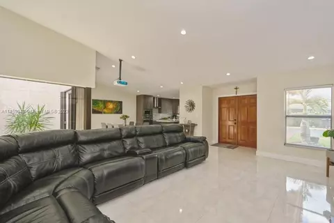 19521 E Cypress Ct E, Hialeah, FL 33015 photo 6