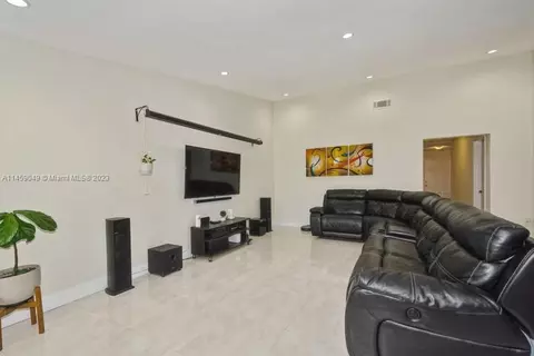 19521 E Cypress Ct E, Hialeah, FL 33015 photo 4