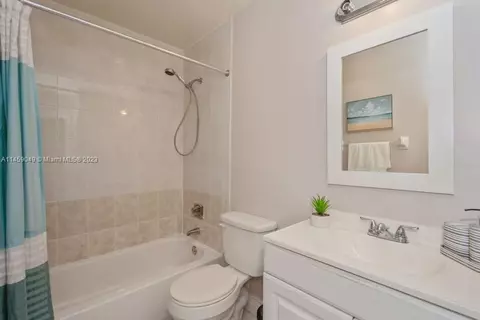 19521 E Cypress Ct E, Hialeah, FL 33015 photo 25