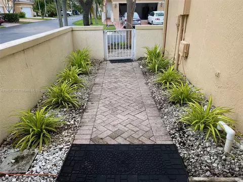 5586 NW 112th Path, Doral, FL 33178 photo 4