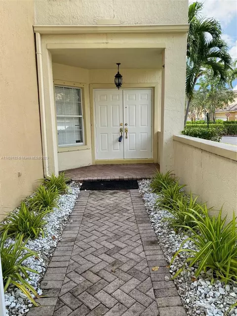 5586 NW 112th Path, Doral, FL 33178 photo 2
