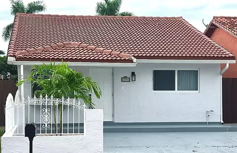 8894 NW 116th St, Hialeah Gardens, FL 33018