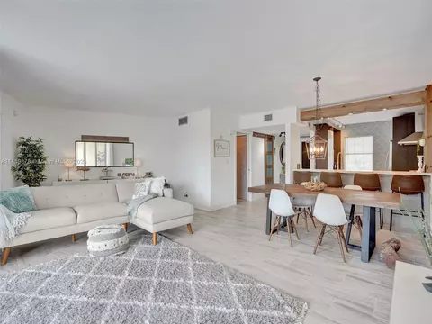 821 Cypress Blvd #308, Pompano Beach, FL 33069