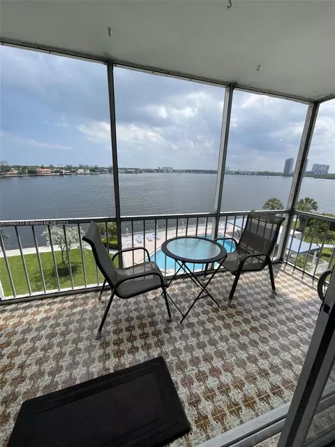 3010 Marcos Dr #R508, Aventura, FL 33160