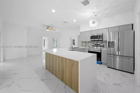 925 NE 4th St, Hallandale Beach, FL 33009