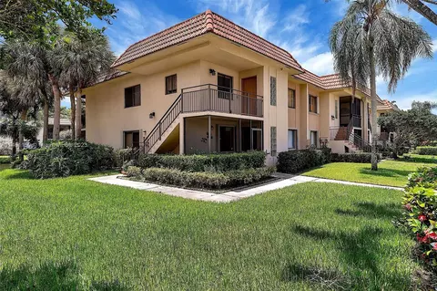 398 Lakeview Dr #101, Weston, FL 33326
