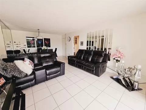 9310 Fontainebleau Blvd #302, Miami, FL 33172