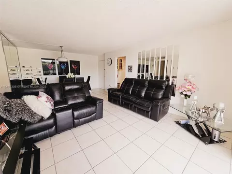 9310 Fontainebleau Blvd #302, Miami, FL 33172