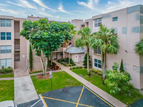9481 Evergreen Pl #403, Davie, FL 33324