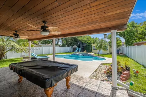 1035 SE 8th Ct, Hialeah, FL 33010