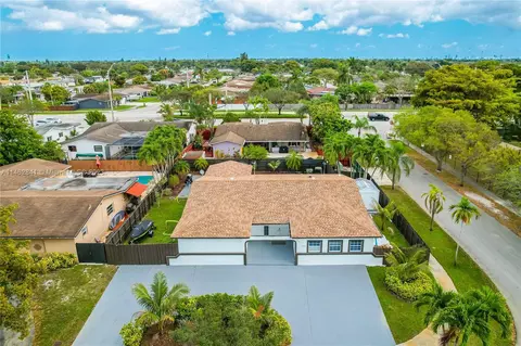 501 NW 89th Ter, Pembroke Pines, FL 33024