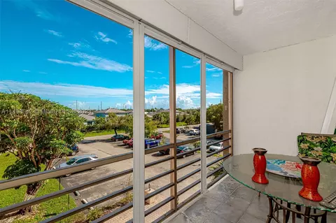 2850 Somerset Dr #318L, Lauderdale Lakes, FL 33311
