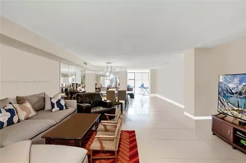 6423 Collins Ave #602, Miami Beach, FL 33141