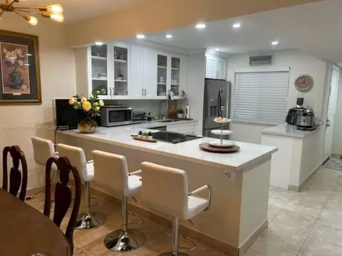 331 Lakeview Dr #102, Weston, FL 33326