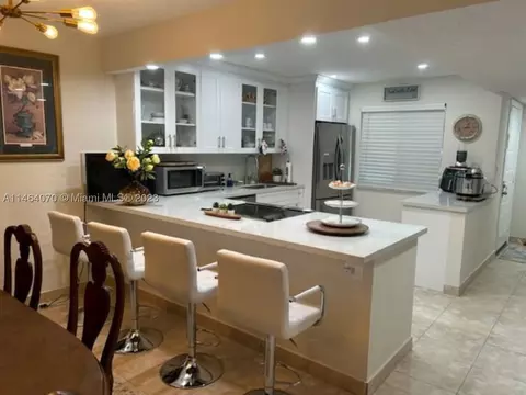 331 Lakeview Dr #102, Weston, FL 33326
