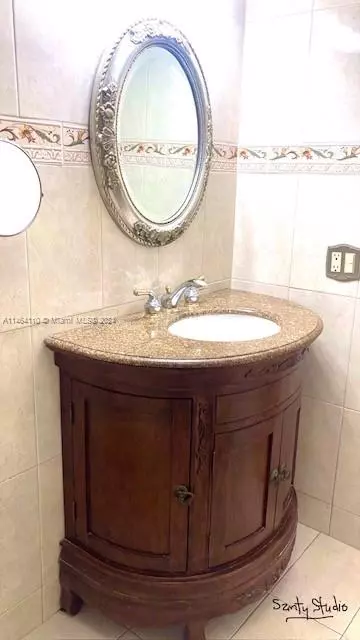 Bath - 440 E 23rd St #1402, Hialeah, FL 33013 photo 6 of 7