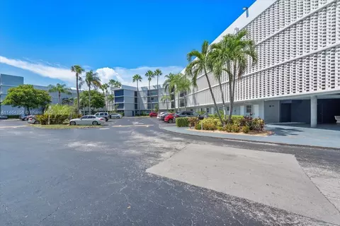 875 NE 195th St #211, Miami, FL 33179