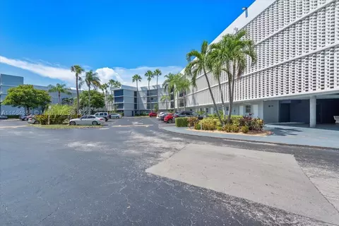 875 NE 195th St #211, Miami, FL 33179