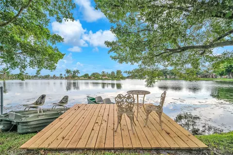 9510 NW 23rd St, Pembroke Pines, FL 33024