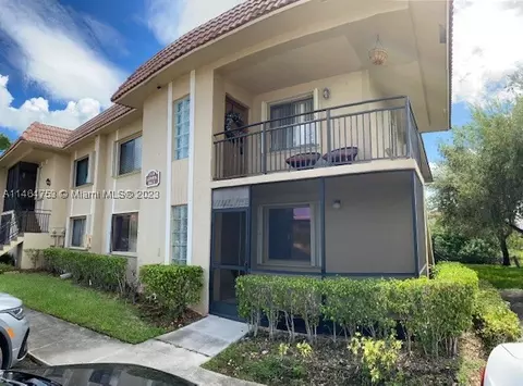 318 Lakeview Dr #104, Weston, FL 33326