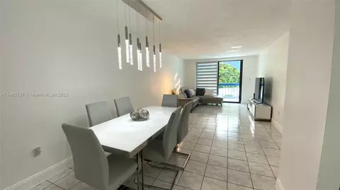 9440 Fontainebleau Blvd #217, Miami, FL 33172