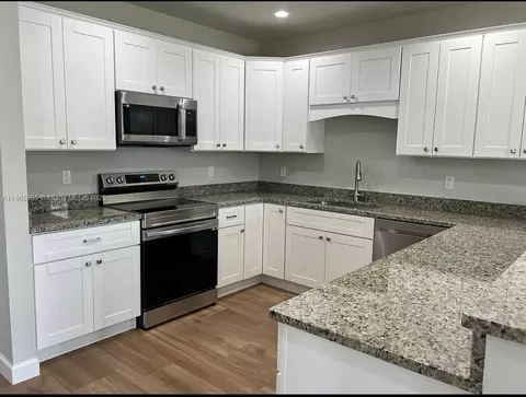 940 SE 6th St, Stuart, FL 34994 photo 3