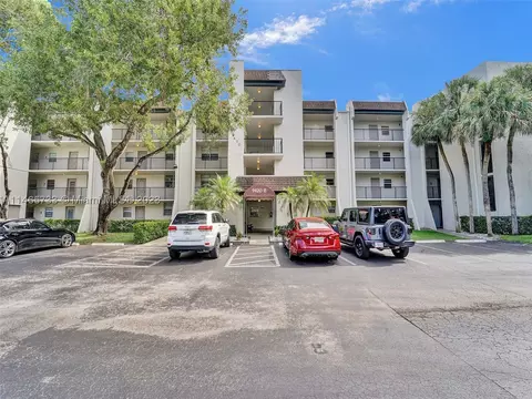 9420 Poinciana Pl #212, Davie, FL 33324