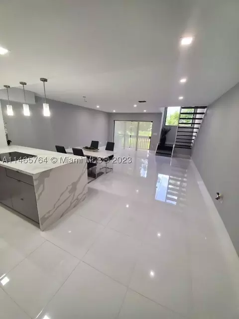 371 W Park Dr #17-8, Miami, FL 33172
