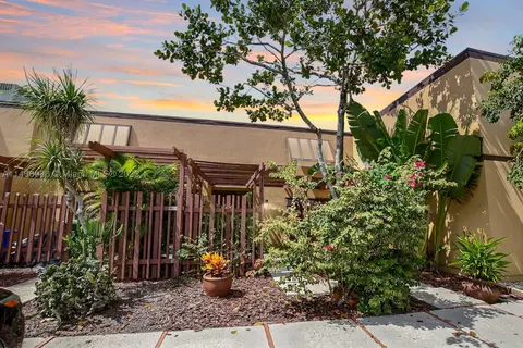 1310 E Golfview Dr #., Pembroke Pines, FL 33026