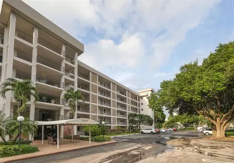 2801 N Palm Aire Dr #201, Pompano Beach, FL 33069