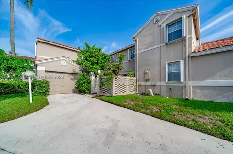 11135 Neptune Dr, Hollywood, FL 33026
