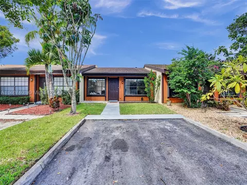 2360 Peach Ct, Pembroke Pines, FL 33026