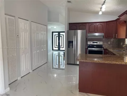 2579 W 72nd St, Hialeah, FL 33016 photo 16
