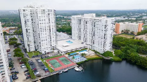 2780 NE 183rd St #702, Aventura, FL 33160