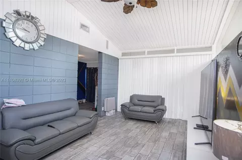 4431 NW 36th St, Lauderdale Lakes, FL 33319