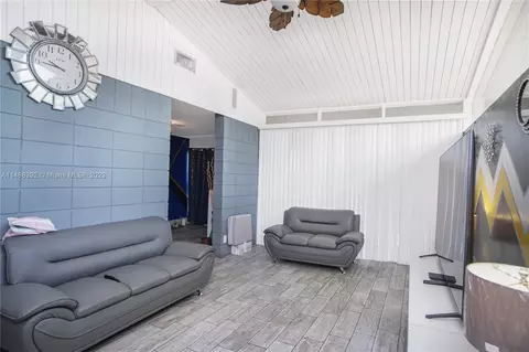 4431 NW 36th St, Lauderdale Lakes, FL 33319